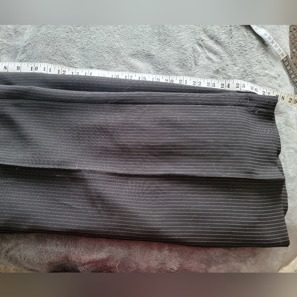 2 pc Tahari pin striped pant suit for women. Size 14. - Picture 13 of 13